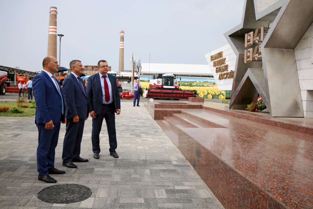 Глава региона подчеркнул важность взаимодействия с Ростсельмаш Глава региона подчеркнул важность взаимодействия с Ростсельмаш