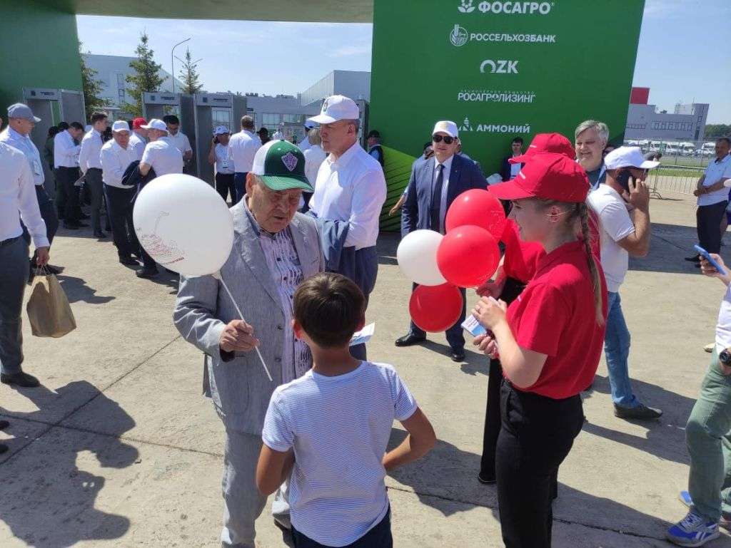 Стенд компании Ростсельмаш посетило большое количество гостей Стенд компании Ростсельмаш посетило большое количество гостей