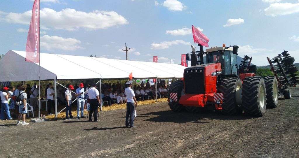 Обновленный трактор Ростсельмаш 2400 Обновленный трактор Ростсельмаш 2400